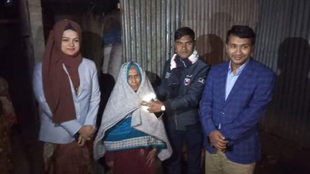 ভূঞাপুরে গভীর রাতে নদী ভাঙন কবলিতদের মাঝে কম্বল বিতরণ