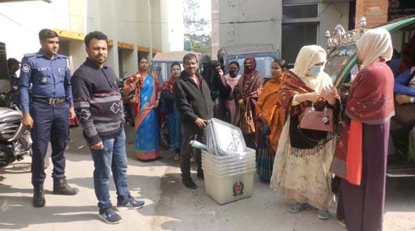 পিরোজপুরে ৪২০টি কেন্দ্রে পৌছালো নির্বাচনী সরঞ্জাম