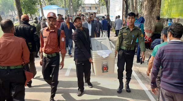 বরিশালে কেন্দ্রে কেন্দ্রে পৌছালো নির্বাচনী সরঞ্জাম