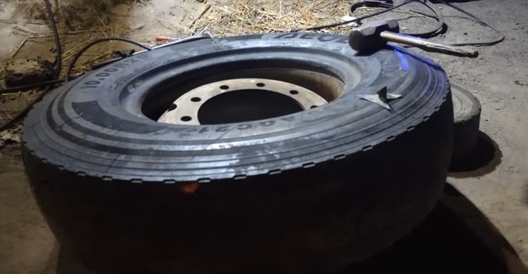 ঢাকা-চট্টগ্রাম মহাসড়কে লোহার অ্যাঙ্গেল বিছানো ,শত শত গাড়ির চাকা পাংচার