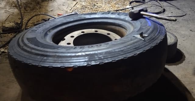 ঢাকা-চট্টগ্রাম মহাসড়কে লোহার অ্যাঙ্গেল বিছানো ,শত শত গাড়ির চাকা পাংচার