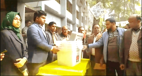 হাকিমপুরে কেন্দ্রে কেন্দ্রে পৌঁছেছে নির্বাচনী সরঞ্জাম