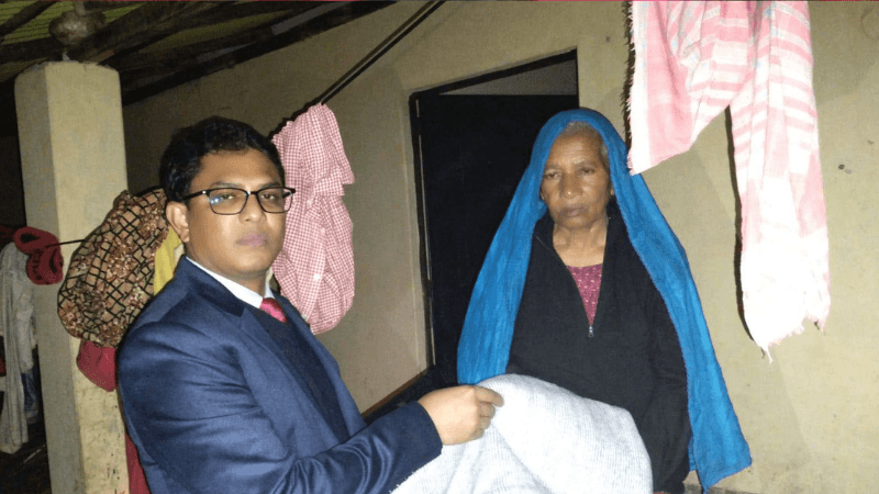 লালপুরে রাতভর শীতার্তদের পাশে ইউএনও মেহেদী হাসান