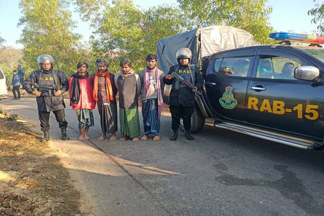 বান্দরবানে অস্ত্র-গুলিসহ ৪ রোহিঙ্গা আটক