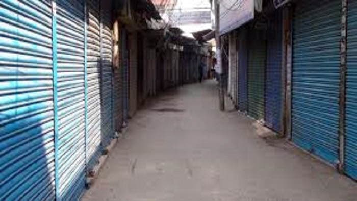 রাত ৮টার পর থেকে বন্ধ দোকানপাট !
