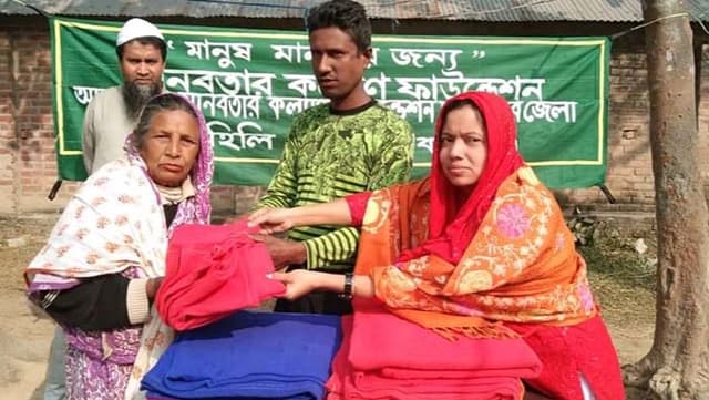 হিলিতে মানবতার ফাউন্ডেশনের শীতবস্ত্র বিতরণ