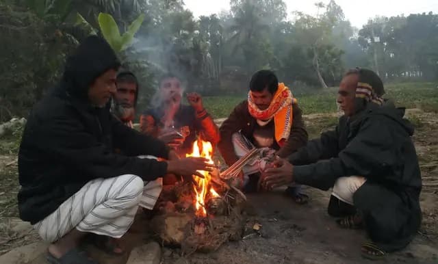 সূর্যের দেখা নেই পাবনায়, বিপাকে ছিন্নমূল মানুষ