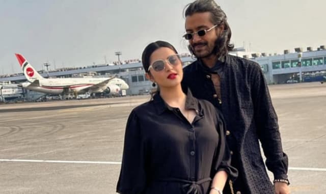 বিভেদ ভুলে পরীকে নিয়ে দুবাই যাচ্ছেন রাজ