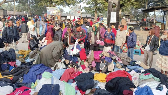 লালপুরে শীতে চাহিদা বেড়েছে গরম কাপড়ের