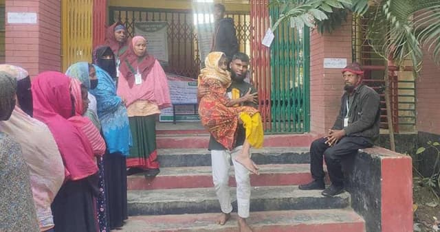 নাতির কোলে চড়ে ভোট দিলেন বৃদ্ধা অফুলা