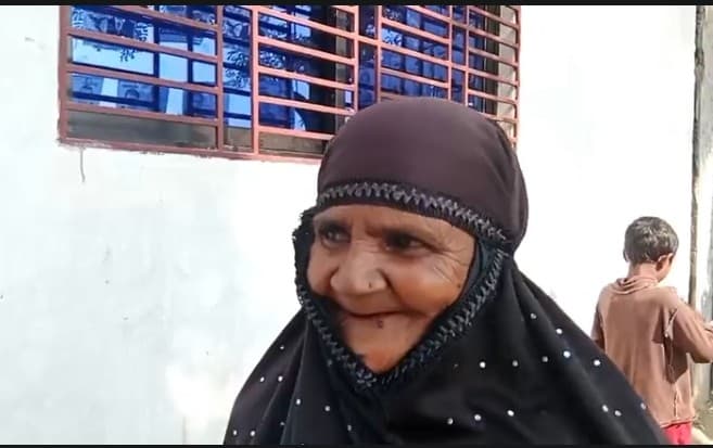 মুখে হাসিতে ভোট দিলেন বৃদ্ধা !