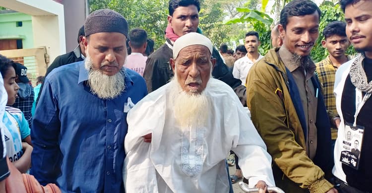 ছেলের কাঁধে ভর দিয়ে , ভোটে আসলেন ১০৫ বছর বয়সী সোবহান বেপারী