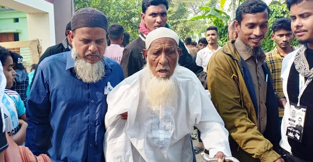 ছেলের কাঁধে ভর দিয়ে , ভোটে আসলেন ১০৫ বছর বয়সী সোবহান বেপারী