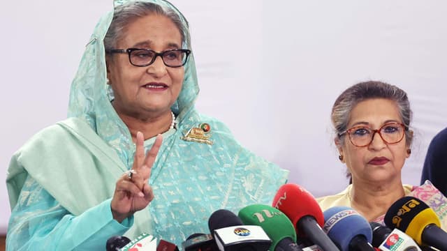 ঢাকা সিটি কলেজ কেন্দ্রে ভোট দিলেন শেখ হাসিনা