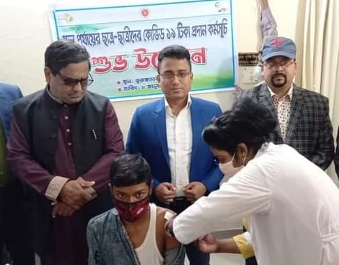 ভূরুঙ্গামারীতে মাধ্যমিক স্কুল শিক্ষার্থীদের কোভিড টিকাদান