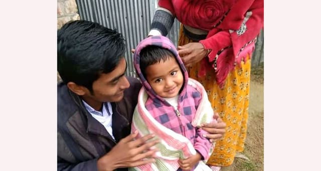 হিলিতে সুবিধাবঞ্চিত মানুষের মাঝে শীতবস্ত্র বিতরণ
