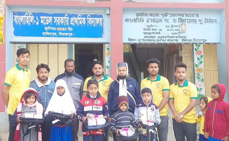 হিলিতে দরিদ্র ও অসহায় শিক্ষার্থীদের মাঝে শিক্ষা উপকরণ বিতরণ
