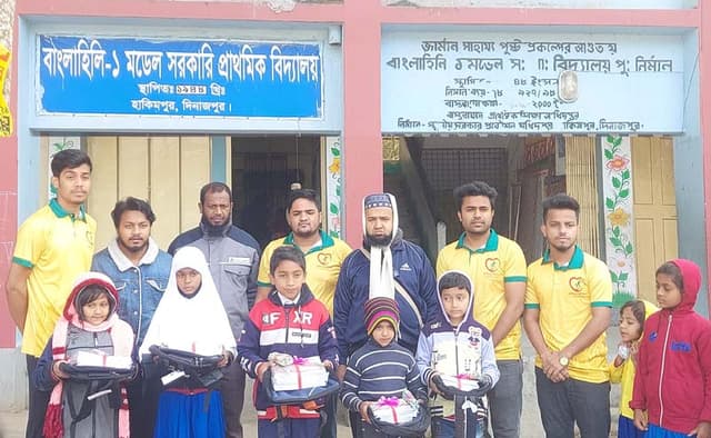 হিলিতে দরিদ্র ও অসহায় শিক্ষার্থীদের মাঝে শিক্ষা উপকরণ বিতরণ