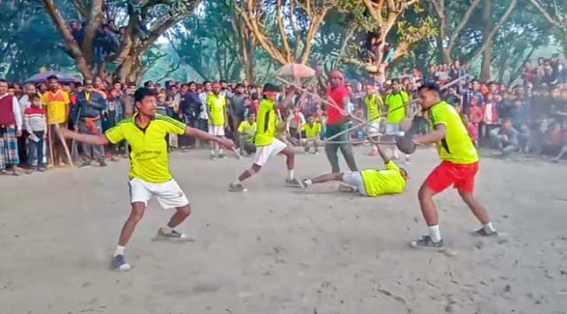 মেহেরপুরে লাঠিখেলায় মুগ্ধ হাজারো দর্শক
