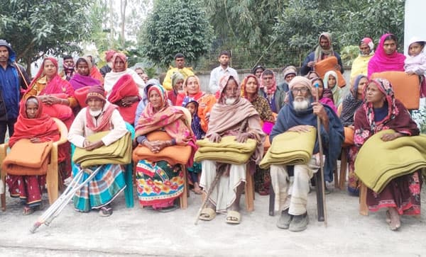 উলিপুরে কম্বল পেয়ে খুশি চরাঞ্চলের শীতার্ত মানুষ