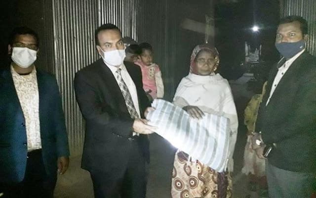 লালমনিরহাটে শীতার্ত ও ছিন্নমূলদের পাশে ডিসি!