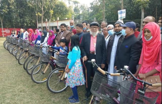 লালপুরে আব্দুল আজিজ শিক্ষা বৃত্তি প্রদান ও বাই সাইকেল বিতরণ
