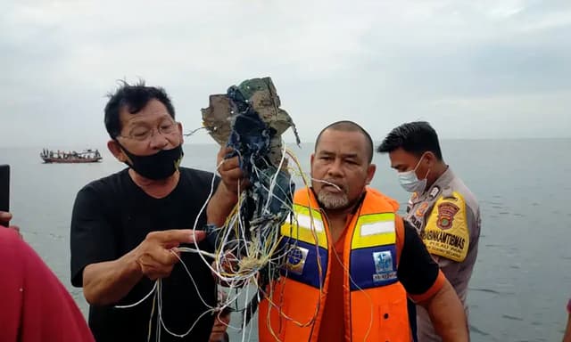 ইন্দোনেশিয়ার বিমানের ধ্বংসাবশেষ উদ্ধার !