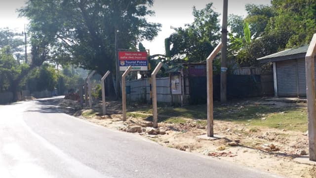 রোহিঙ্গাদের কাঁটাতারের ঘেরায় স্থানীয়দের আবদ্ধ রাখার প্রতিবাদে মানববন্ধন