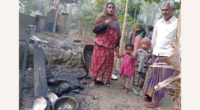 সাগড়রদাঁড়ীতে নির্বাচন পরবর্তী সহিংসতা, কৃষকের ঘরে আগুন