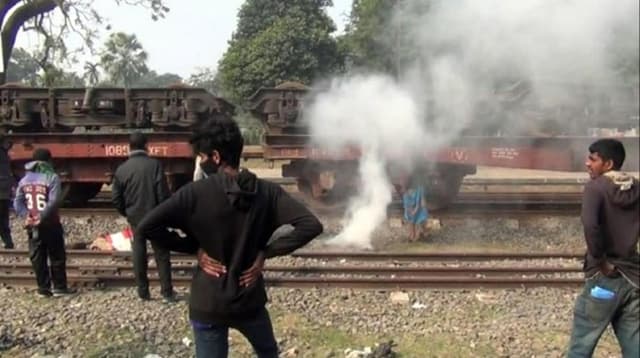 হিলিতে মালবাহী ট্রেনের চাকায় হঠাৎ আগুন