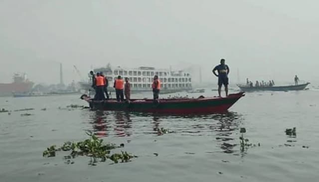 ট্রলারডুবি: ভেসে উঠলো মা-মেয়েসহ ৪ জনের মরদেহ