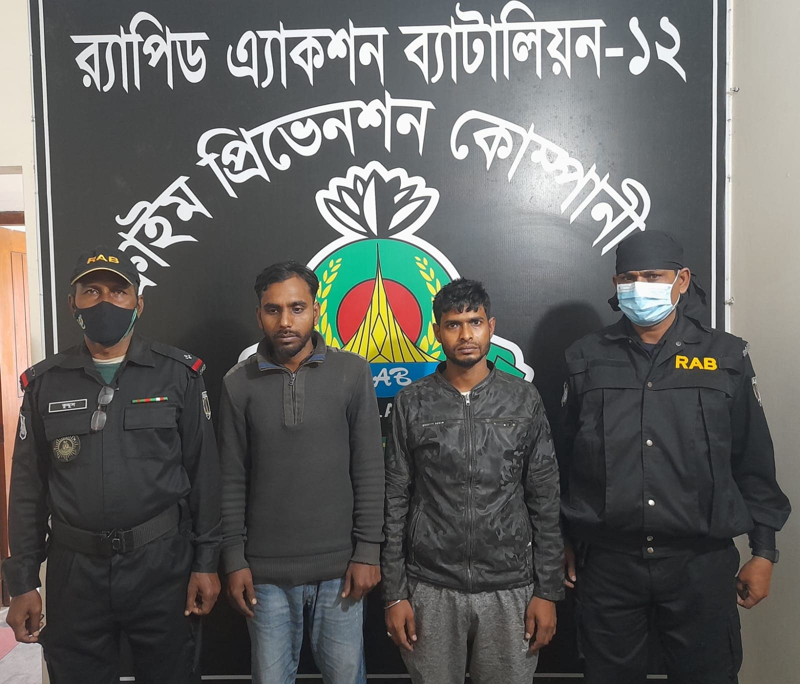 টাঙ্গাইলে ১৬০বোতল ফেন্সিডিল সহ দুই মাদক কারবারি আটক