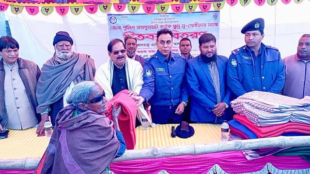 পাঁচবিবিতে ক্ষুদ্র নৃ-গোষ্ঠীদের মাঝে জেলা পুলিশের শীতবস্ত্র বিতরণ