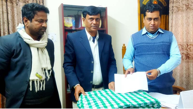 ধামইরহাটে উপজেলা প্রশাসনের নিকট শীতবস্ত্র হস্তান্তর