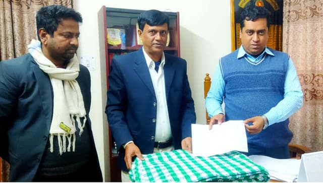 ধামইরহাটে উপজেলা প্রশাসনের নিকট শীতবস্ত্র হস্তান্তর