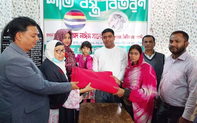 কাউখালী প্রেস ক্লাবের উদ্যোগে শীতার্তদের মাঝে কম্বল বিতরণ