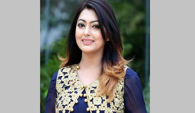 স্বর্ণের দোকানে ১২ ঘণ্টা দাঁড়িয়ে কাজ করতেন নায়িকা নিপুণ