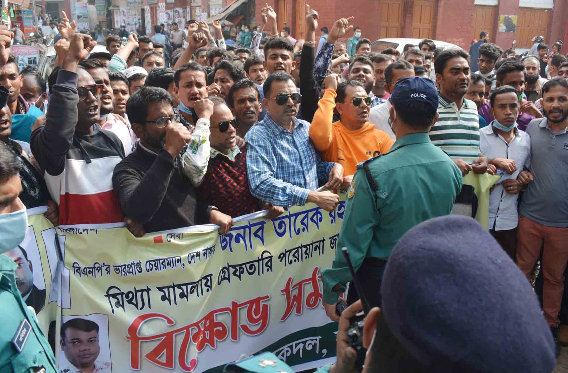 বরিশালে পুলিশী বাধায় পন্ড স্বেচ্ছাসেবক দলের বিক্ষোভ মিছিল