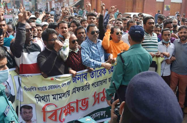 বরিশালে পুলিশী বাধায় পন্ড স্বেচ্ছাসেবক দলের বিক্ষোভ মিছিল