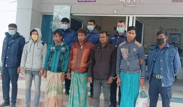 অবৈধ অনুপ্রবেশের অপরাধে ৪ ভারতীয়সহ আটক ৫