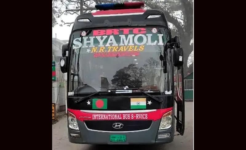 পেট্রাপোলে শ্যামলী পরিবহন থেকে ৩০টি স্বর্ণের বারসহ আটক ২