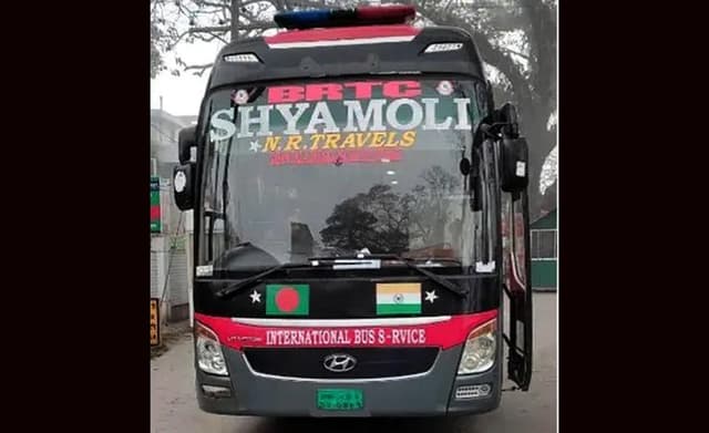 পেট্রাপোলে শ্যামলী পরিবহন থেকে ৩০টি স্বর্ণের বারসহ আটক ২