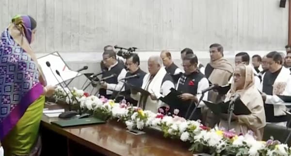 শপথ নিলেন নবনির্বাচিত এমপিরা