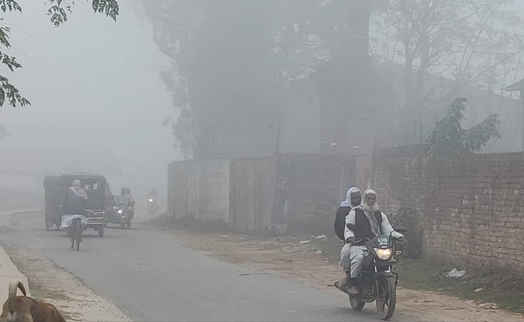 কুয়াশার চাদরে ঢাকা হিলি সাথে জেঁকে বসেছে শীত