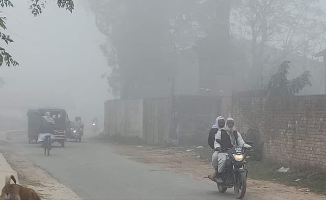 কুয়াশার চাদরে ঢাকা হিলি সাথে জেঁকে বসেছে শীত