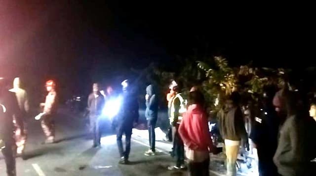 ড্রাম ট্রাক-পিকআপের মুখোমুখি সংঘর্ষ, নিহত ৩