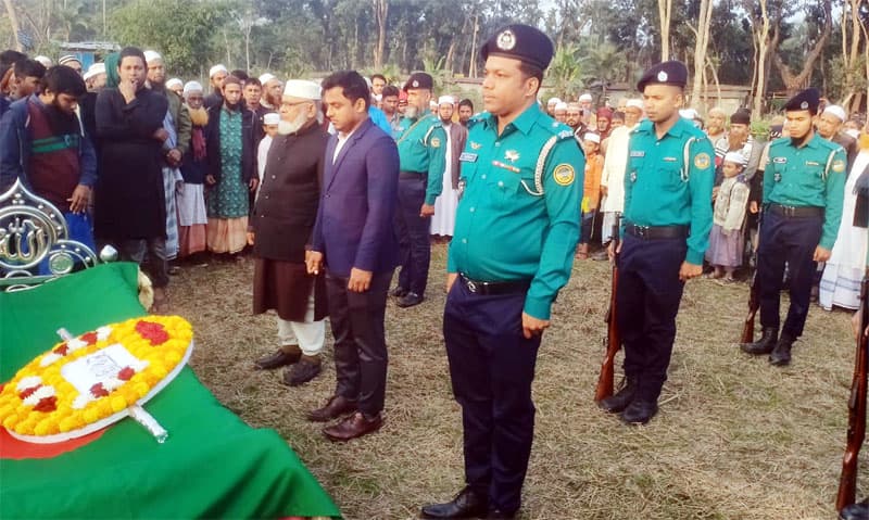 রাষ্ট্রীয় মর্যাদায় বীর মুক্তিযোদ্ধা ওমর আলীর দাফন সম্পন্ন