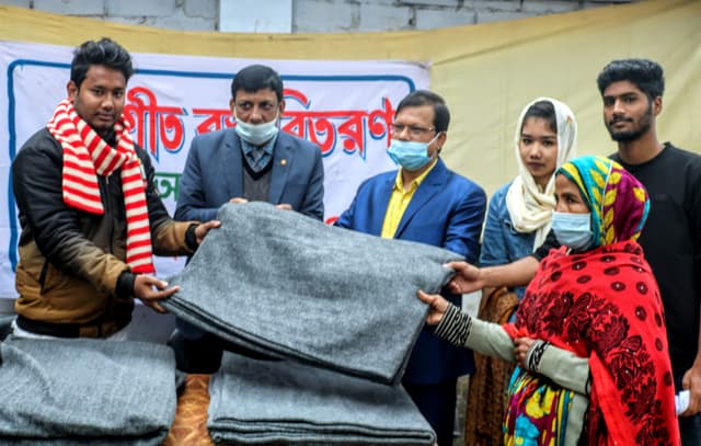 ঠাকুরগাঁওয়ে অসহায়দের মাঝে জার্নি অফ ইউনিটি'র শীতবস্ত্র বিতরণ