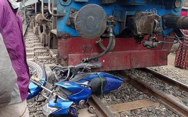 ঠাকুরগাঁওয়ে ট্রেনে কাটা পড়ে ২ মোটরসাইকেল আরোহীর মৃত্যু