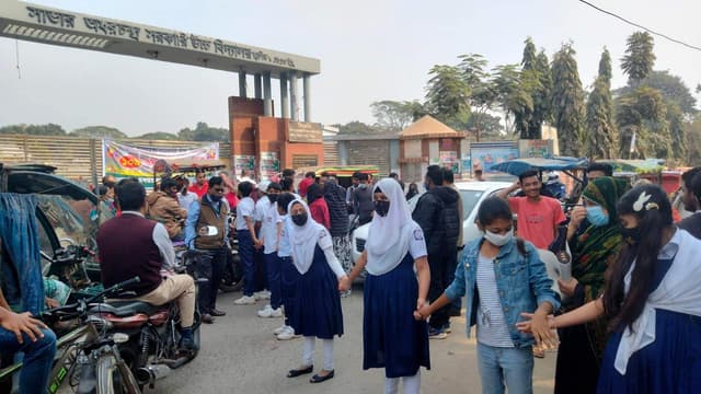 ভর্তির দাবিতে শিক্ষার্থীদের সড়ক অবরোধ